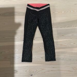 NWOT LuluLemon 23” Leggings pink and black detail - size 4